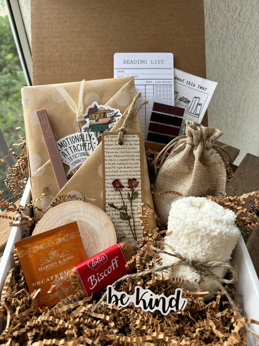 Personalized Blind Date with a Book Gift BoxBlind date with a Book  is great for blind book dates, book lover gift, reader gift, book gift, date with a book, dark romance, surprise book, book date, book lover gift box, bookworm gifts, date with a book box, halloween blind date, book gift box, self care gift box, self care package, book lover gift ideas, book lover gift for women, jane austen, care package for her, one more chapter, books and snacks, book  blind date box, book club gift